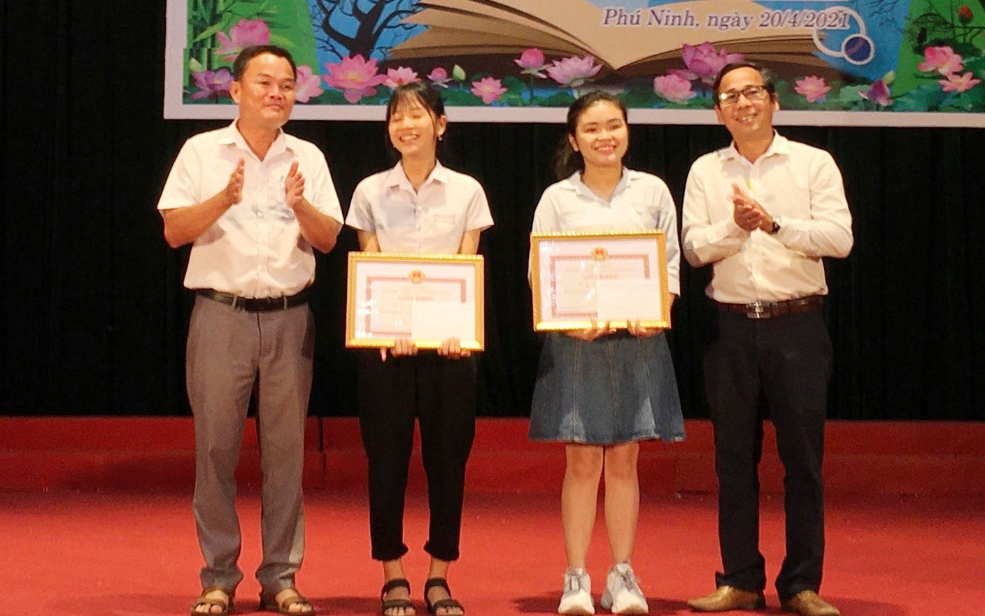 Khen thưởng học sinh đạt giải tại Ngày hội sách 2021. Ảnh: H.C