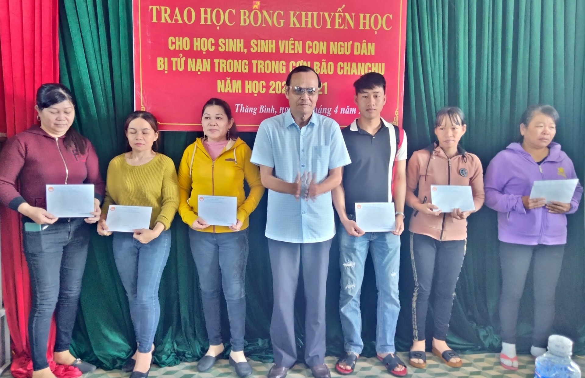 ội Khuyến học Quảng Nam trao học bổng cho các em học sinh con ngư dân bị tử nạn trong bão Chanchu năm học 2020-2021.