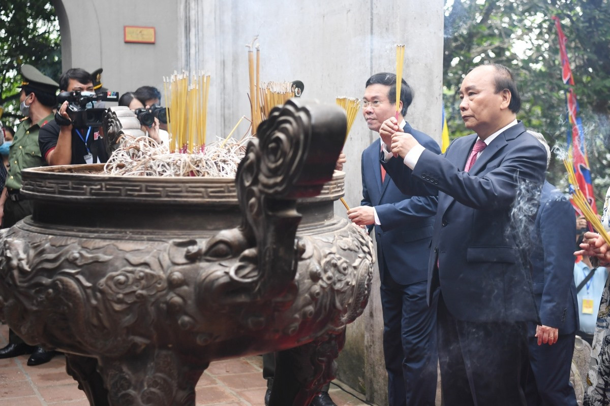 Chủ tịch nước Nguyễn Xuân Phúc dâng hương tưởng niệm các vua Hùng. Ảnh: Hà Phương