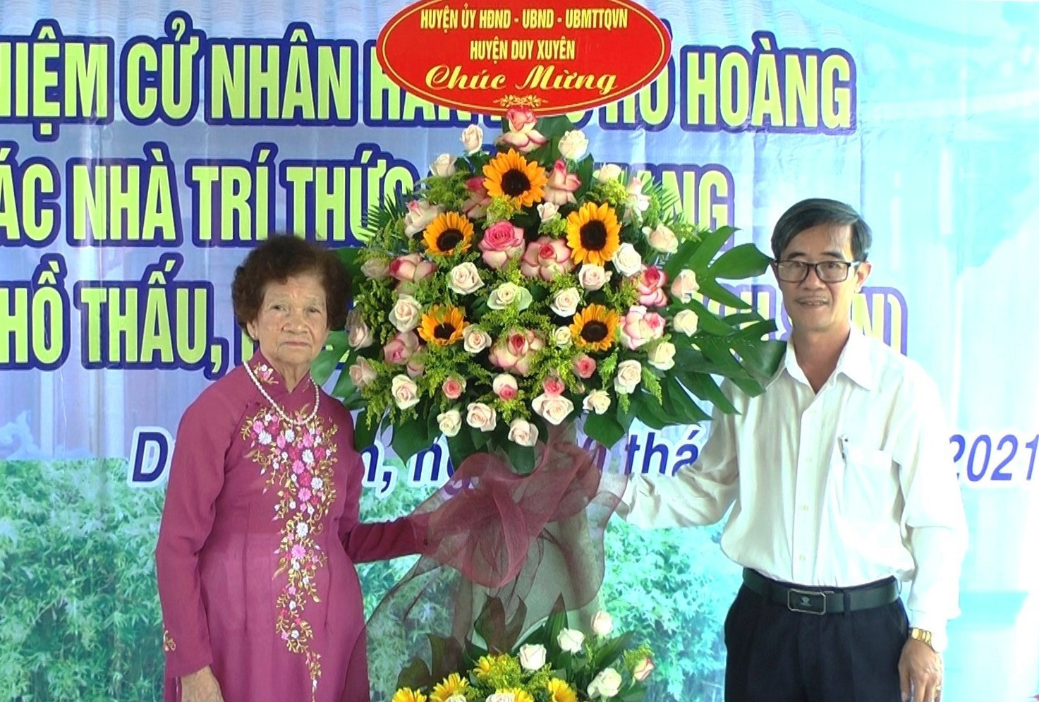 Ông Nguyễn Quang Mạnh – Phó Bí thư Thường trực Huyện ủy Duy Xuyên tặng hoa chúc mừng. Ảnh: T.L