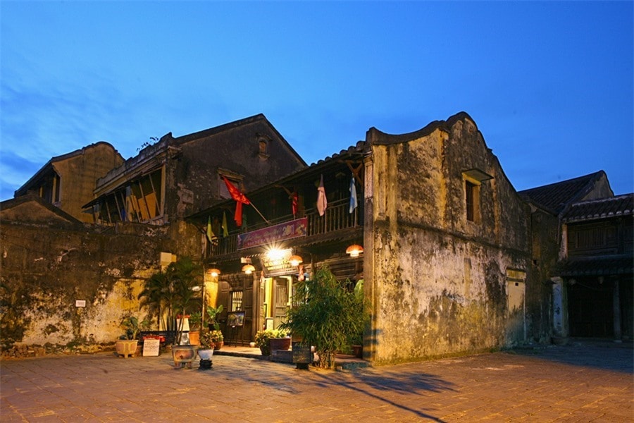 In late afternoon, the ancient mossy houses in Hoi An make visitors feel more nostalgic.