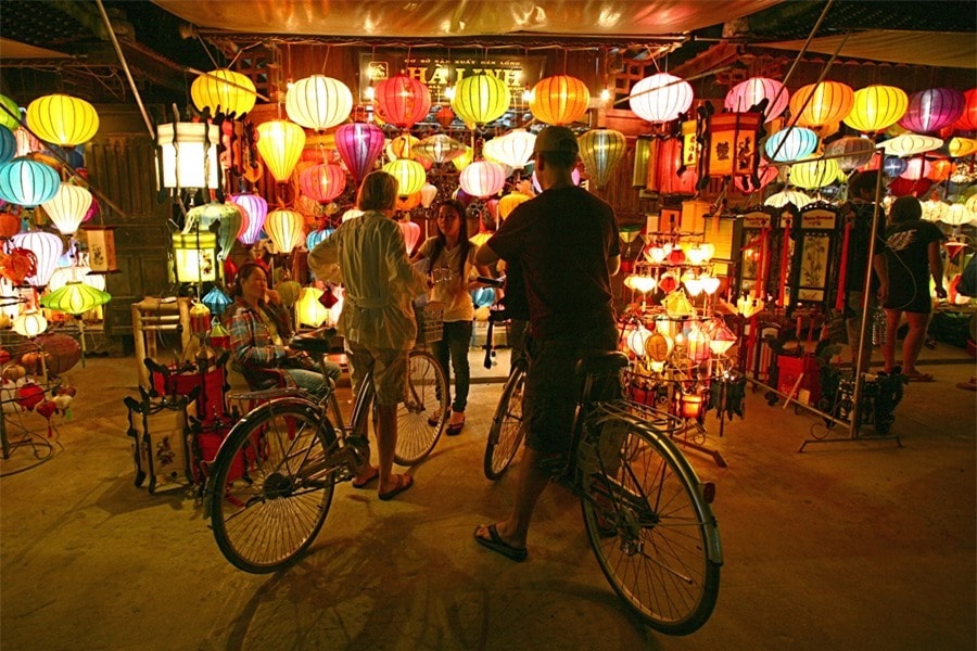 Crossing An Hoi bridge to An Hoi island, visitors are impressive to the lantern streets and shops where they can buy some as souvenirs or gifts.