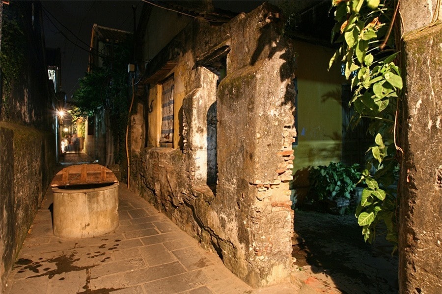 There are also some quiet places such as the alley connecting Bach Dang and Nguyen Thai Hoc street, where an ancient well is found.