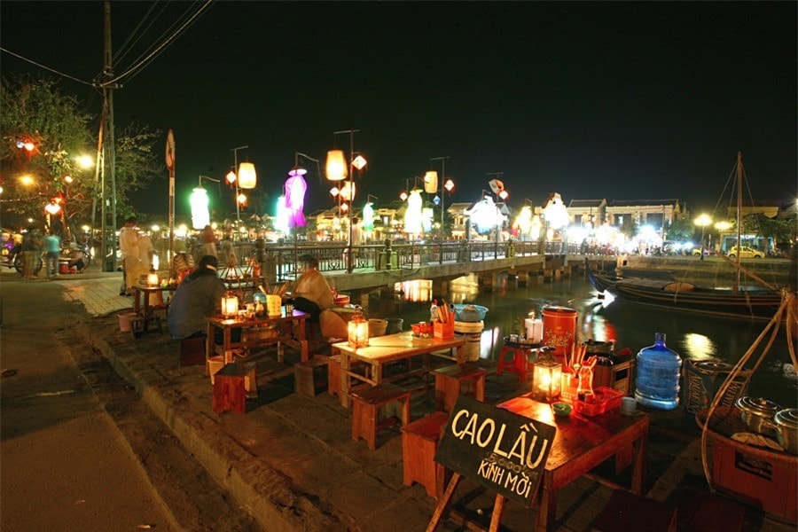 The lights are also switched on at the end of Bach Dang Street and the area of Japanese Bridge (Chua Cau), where a variety of foods are sold.