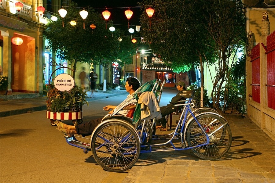 The pedestrian streets begins to be busy with visitors. The atmosphere becomes fresh and pleasant. Sometimes, they can see some cyclos or bicycles.