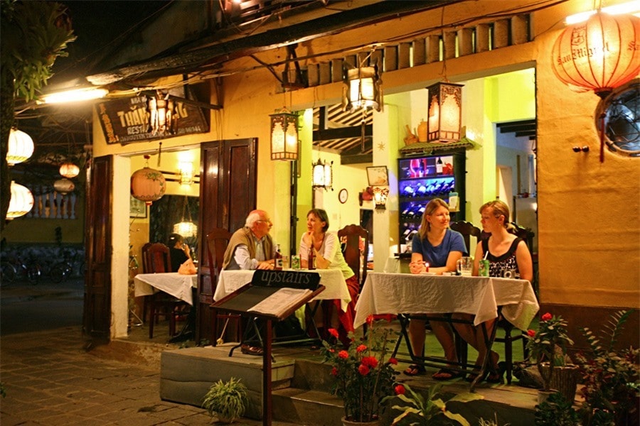 The cafés along Bach Dang street are in foreigners’ favour because of their views.