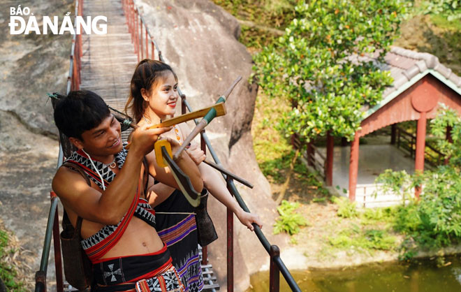 Chương trình “Mùa yêu” ở Toom Sara tái hiện tục đi Sim của đồng bào Cơ tu tại xã Hòa Phú, huyện Hòa Vang.      Ảnh: NGỌC HÀ