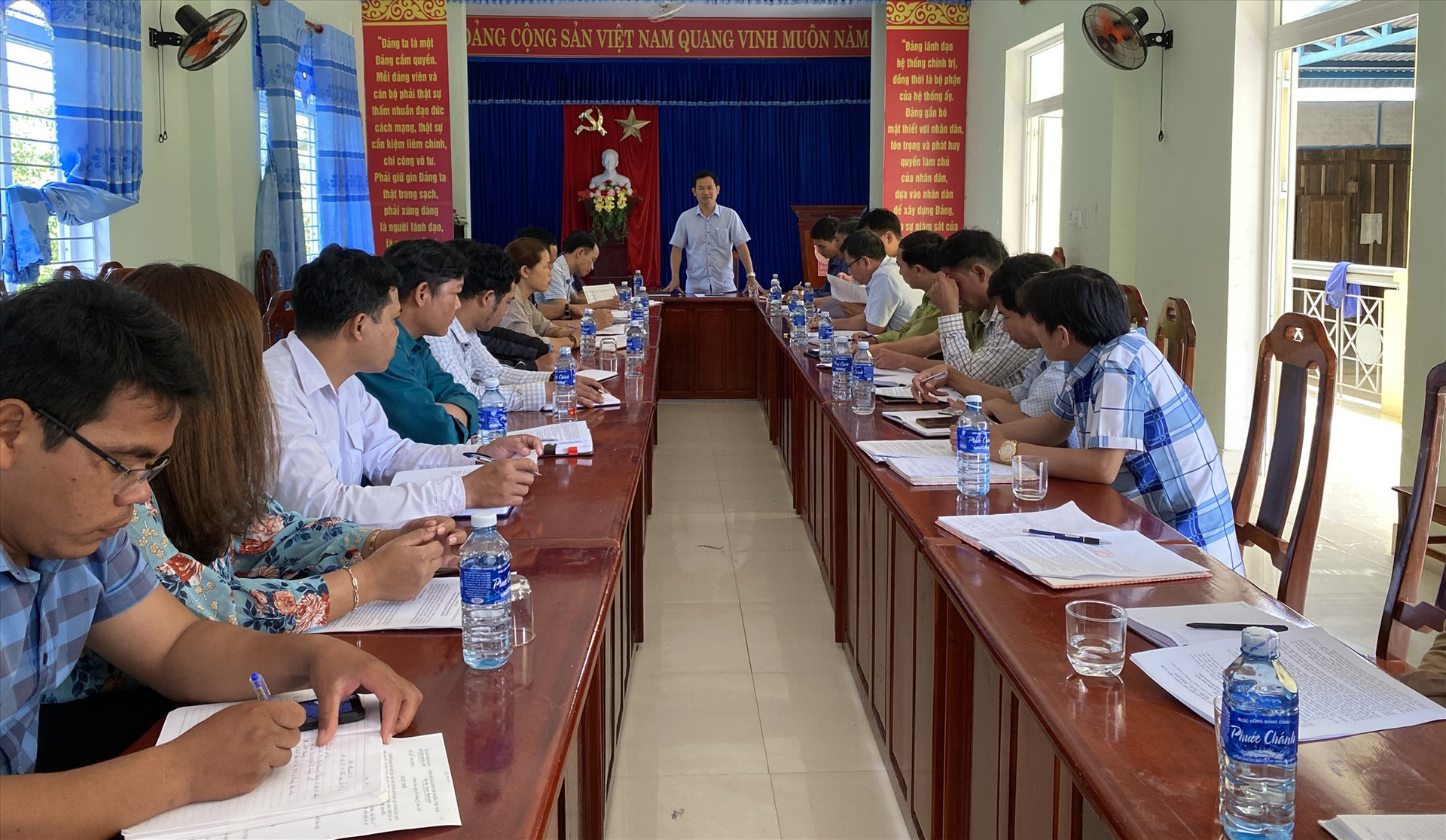 Công tác kiểm tra, giám sát bầu cử được huyện Phước Sơn thực hiện chặt chẽ theo từng cấp. TRONG ẢNH: Kiểm tra công tác bầu cử ở xã Phước Lộc
