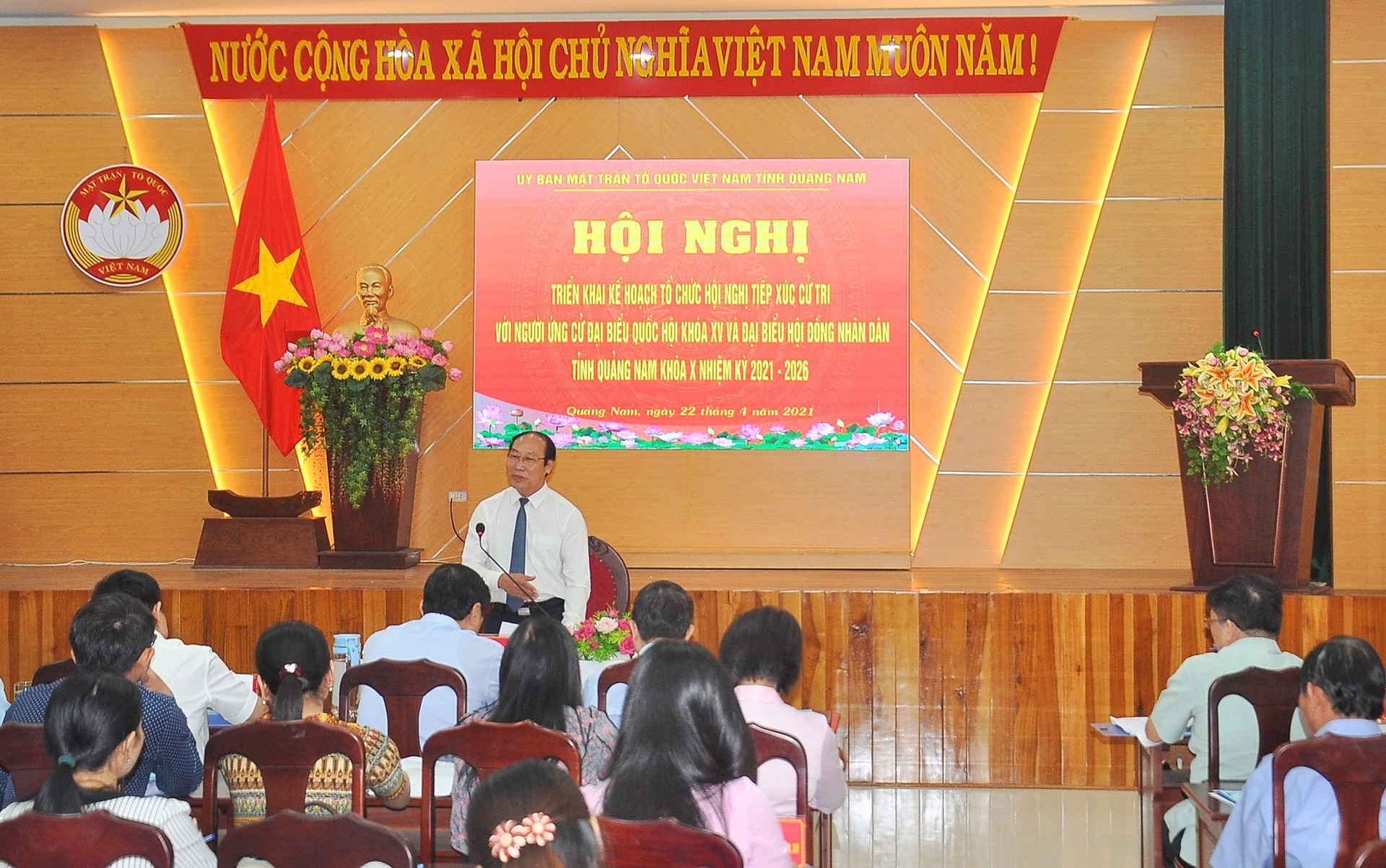 Chủ tịch Ủy ban MTTQ Việt Nam tỉnh Võ Xuân Ca chủ trì, phát biểu tại hội nghị. Ảnh: VINH ANH