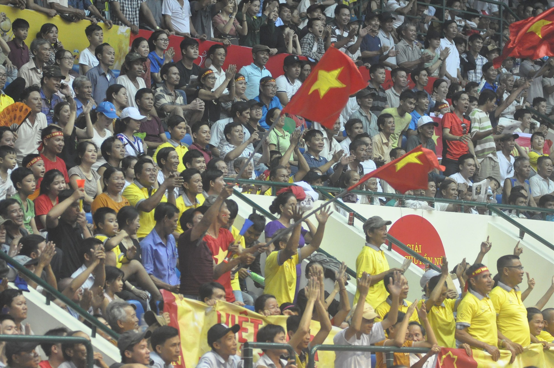 Khán giả Quảng Nam đã tạo ra không khí sôi động trên khán đài Nhà thi đấu TD-TT tỉnh tại giải bóng chuyền quốc tế VTV  Cup. Ảnh:T.Vy