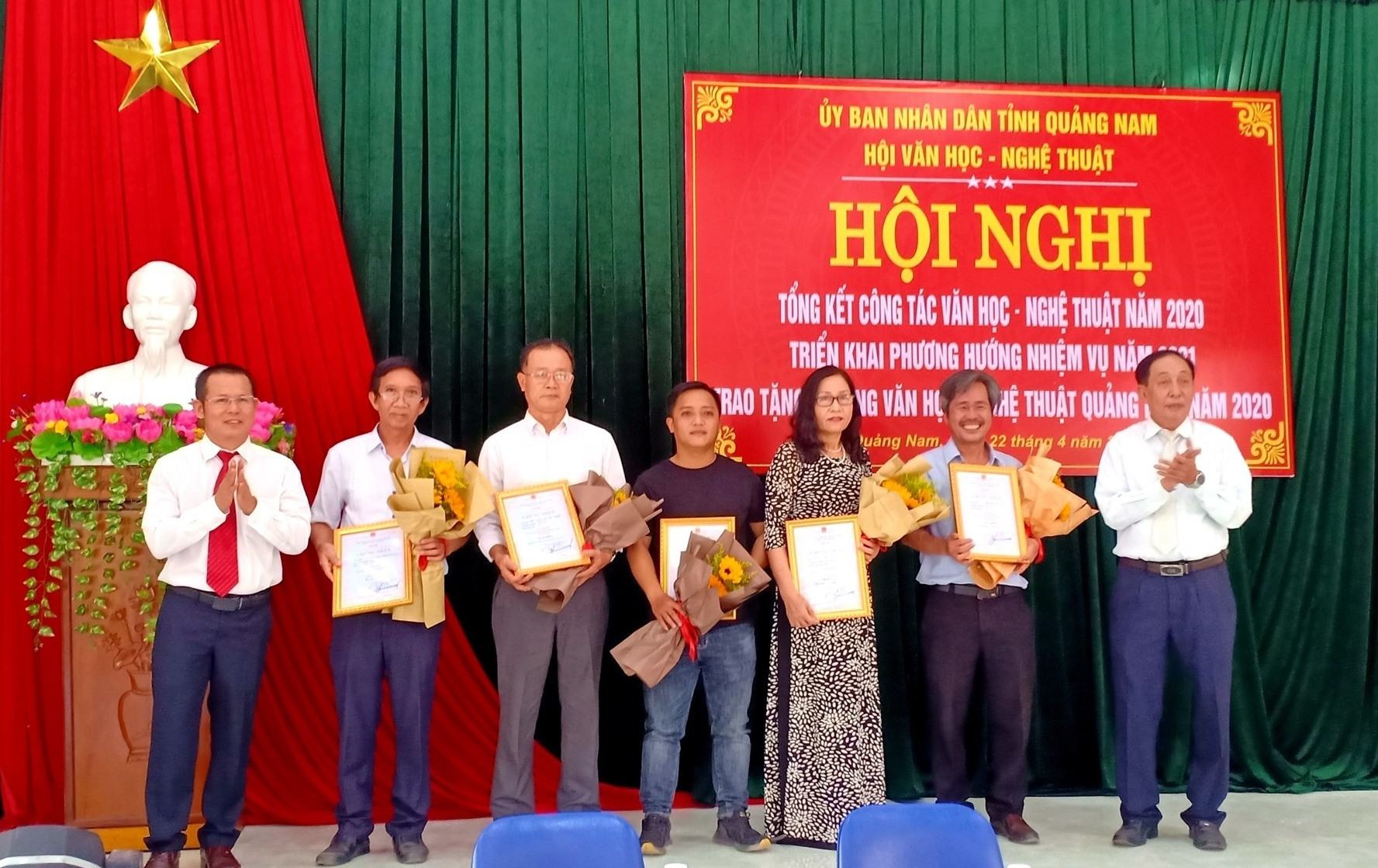 Đại diện Hội VH-NT Quảng Nam trao Tặng thưởng VH-NT Quảng Nam năm 2020 cho các tác giả đoạt giải C. Ảnh: N.T