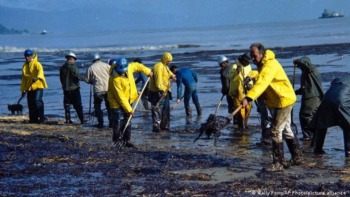 Năm 1969, hơn 3 triệu gallon (11 triệu lít) dầu đã tràn ra biển ở California, Mỹ sau một tai nạn tại một giàn khoan ngoài khơi gây ô nhiễm môi trường khu vực. Ngày Ngày Trái Đất được khởi xướng bởi thượng nghị sĩ Hoa Kỳ Gaylord Nelson với hình thức như một cuộc hội thảo về môi trường được tổ chức lần đầu tiên vào 22 tháng 4 năm 1970.  Ảnh: AP