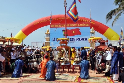 A ritual held at the Feast and Commemoration Festival for Hoang Sa Soldiers (Photo: VNA)