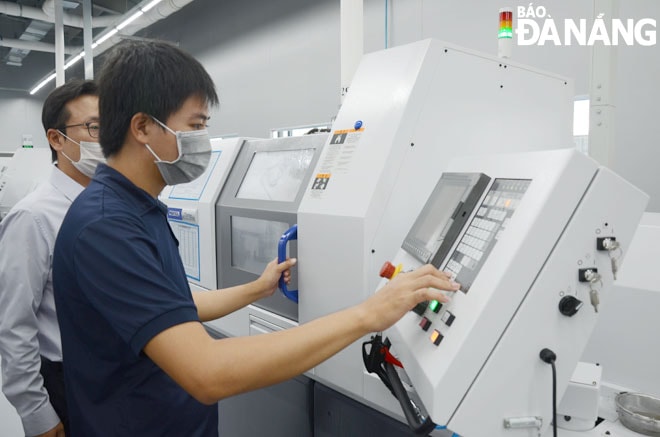 Tăng cường cải cách hành chính, ứng dụng công nghệ thông tin là các giải pháp để góp phần cải thiện PCI. Trong ảnh: Hoạt động sản xuất tại Công ty TNHH ICT Vina (Khu Công nghệ cao, xã Hòa Liên, huyện Hòa Vang). Ảnh: M.QUẾ