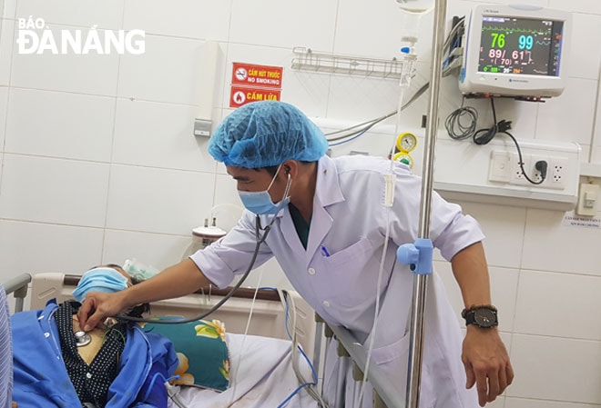 Bệnh viện Phổi Đà Nẵng cùng lúc thực hiện hai nhiệm vụ kép là điều trị cho bệnh nhân Covid-19 và các bệnh nhân mắc các bệnh về hô hấp khác. Trong ảnh: Bác sĩ khám bệnh cho một bệnh nhân mắc bệnh lao. Ảnh: PHAN CHUNG