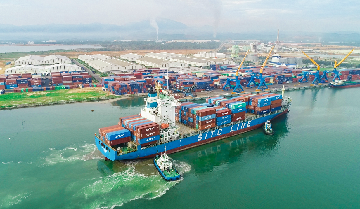 Thông qua việc hợp tác với các hãng tàu lớn trên thế giới như: SITC, APL, COSCO, ZIM… nên việc kết nối cảng Chu Lai với các tuyến hàng hải trực tiếp qua các nước rất thuận tiện.