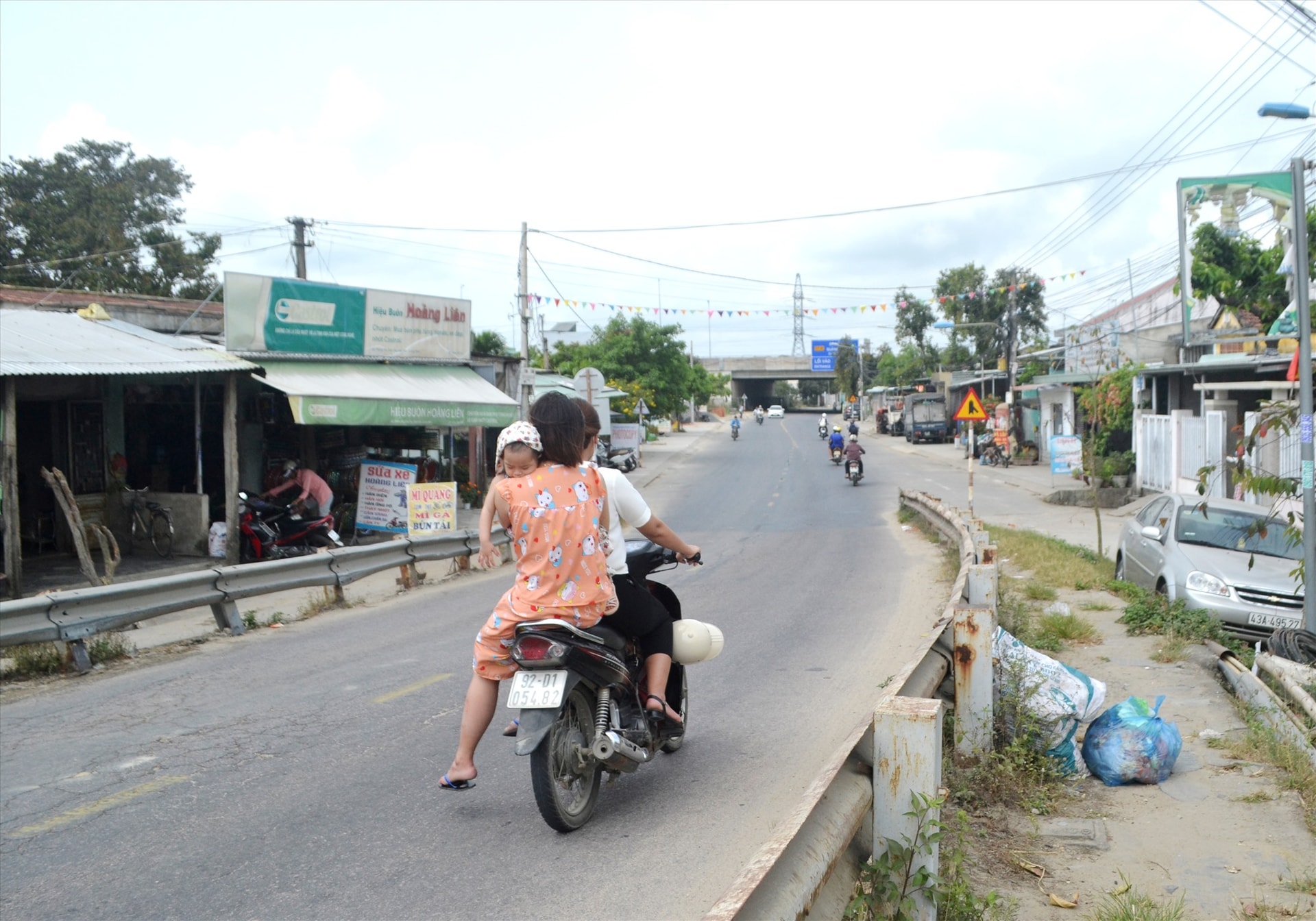 Đi xe máy không đội mũ bảo hiểm trên tuyến ĐT609, đoạn qua xã Điện Thọ (Điện Bàn). Ảnh: K.K