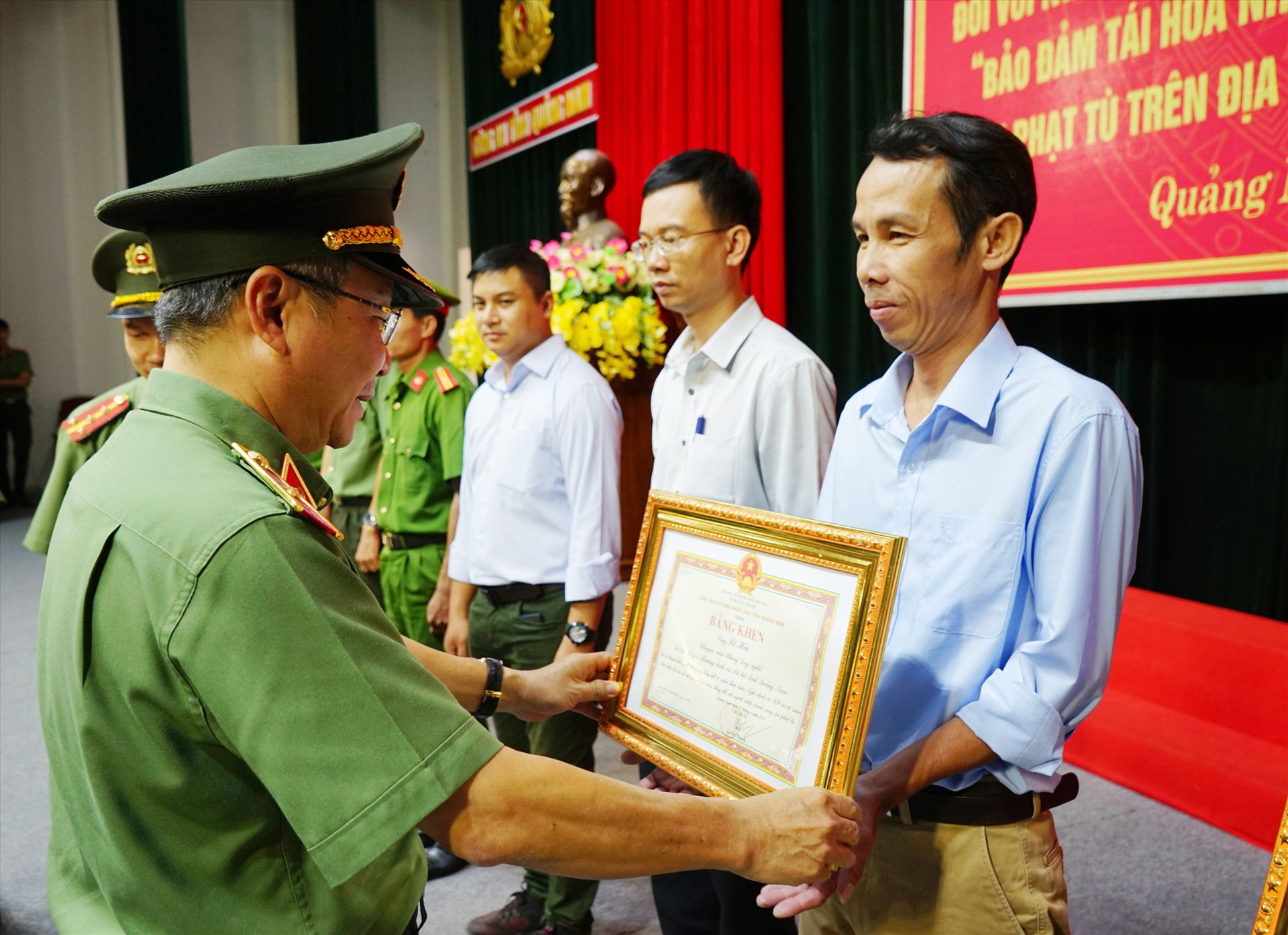 Thiếu tướng Nguyễn Đức Dũng - Giám đốc Công an tỉnh trao bằng khen các cá nhân có nhiều đóng góp trong giúp đỡ người chấp hành xong án phạt tù tái hòa nhập cộng đồng. Ảnh: T.C