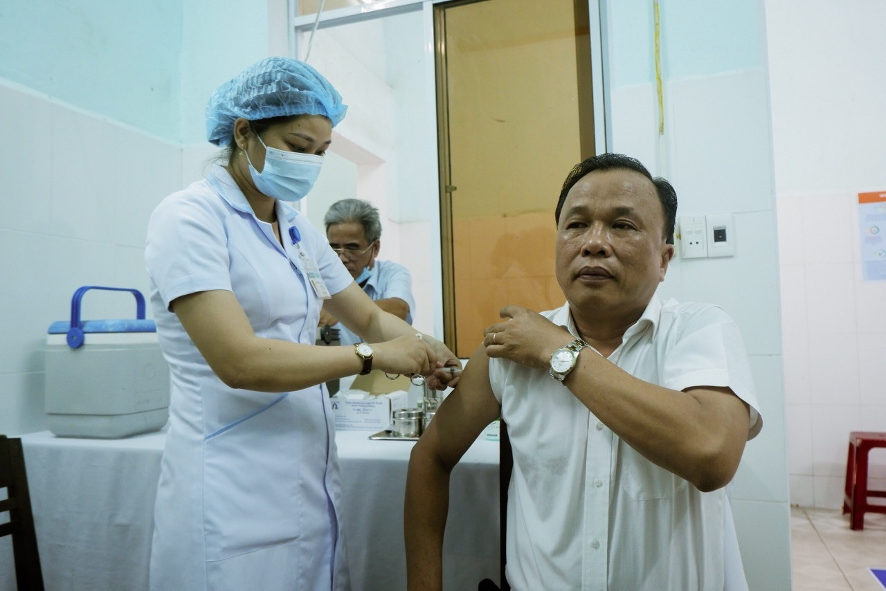 Ông Mai Văn Mười - Giám đốc Sở Y tế tiêm phòng vắc xin ngừa Covid-19