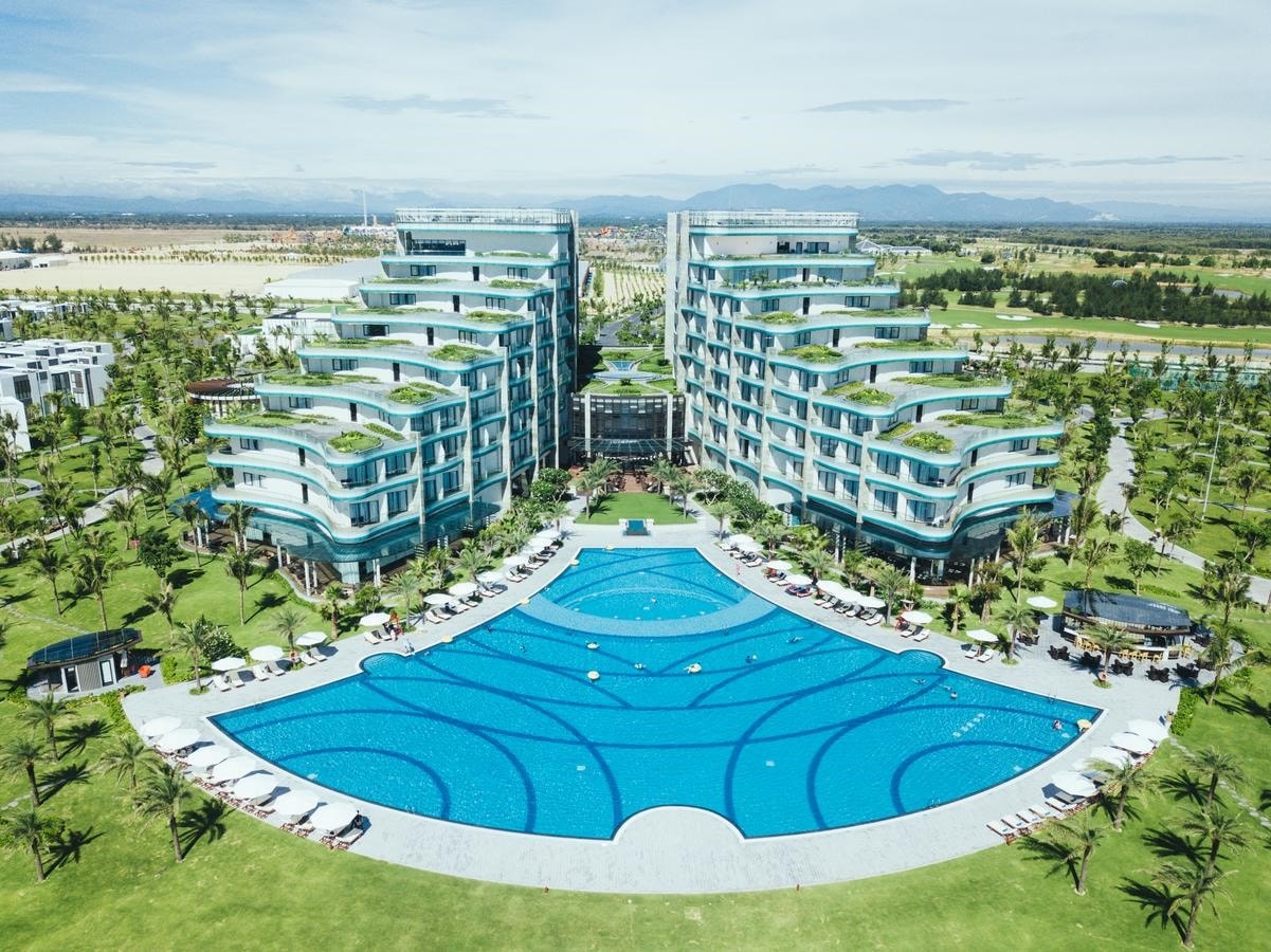 The resort has an airy, luxurious and convenient space with 2 restaurants, a bar and a large outdoor swimming pool. Besides, there are also tennis courts, massage rooms and places for relaxation. The resort is a peaceful place with a lot of trees. The staffs are professional and friendly. Foods and drinks are also great.
