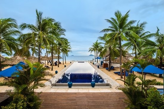 Sunrise Premium Resort Hội An is on Cua Dai beach, 4km from the Hoi An ancient quarter. Its guests highly appreciate its views, staffs, services, foods and drinks. They stated to choose the resort for their next time in Hoi An.