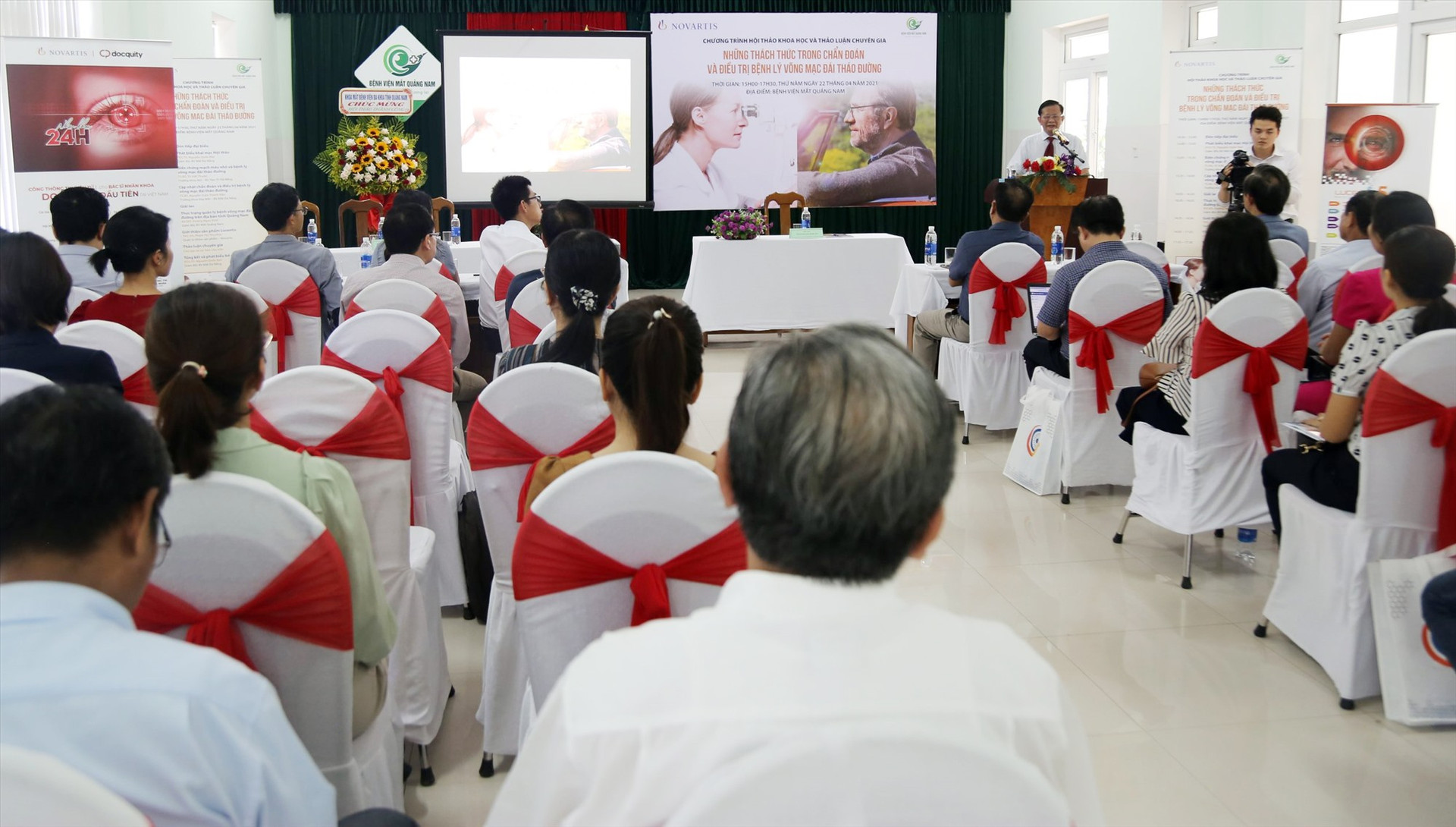 PGS.TS Nguyễn Quốc Đạt, Giám đốc Bệnh viện Mắt Đà Nẵng phát biểu tại hội thảo.