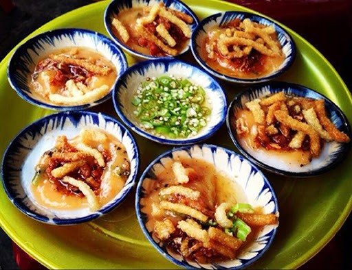 Bánh bèo (bloating fern-shaped cake) The ingredients of bloating fern-shaped cakes in Hoi An are made from local products, so it is special and typical.