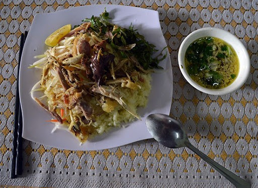 As its name, the dish is composed of two major parts, rice and chicken. Chicken rice there is great thanks to the special flavour of rice and the good quality of the chicken and vegetables. Visitors coming to Hoi An should try it.