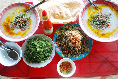 Crushed rice crackers and stir-fried mussels are also the specialities in Hoi An. They are very attractive to visitors.