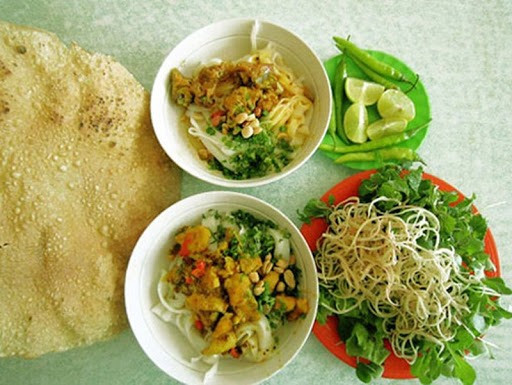 Quang noodles are made from rice flour, mixed with shrimp, pork and eggs. The food is enjoyed with baked rice papers and fresh vegetables.