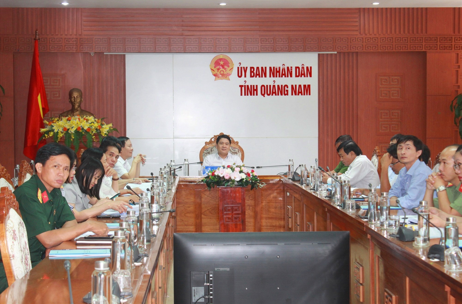 Phó Chủ tịch UBND tỉnh Trần Văn Tân chủ trì điểm cầu trực tuyến tại UBND tỉnh. Ảnh: T.C