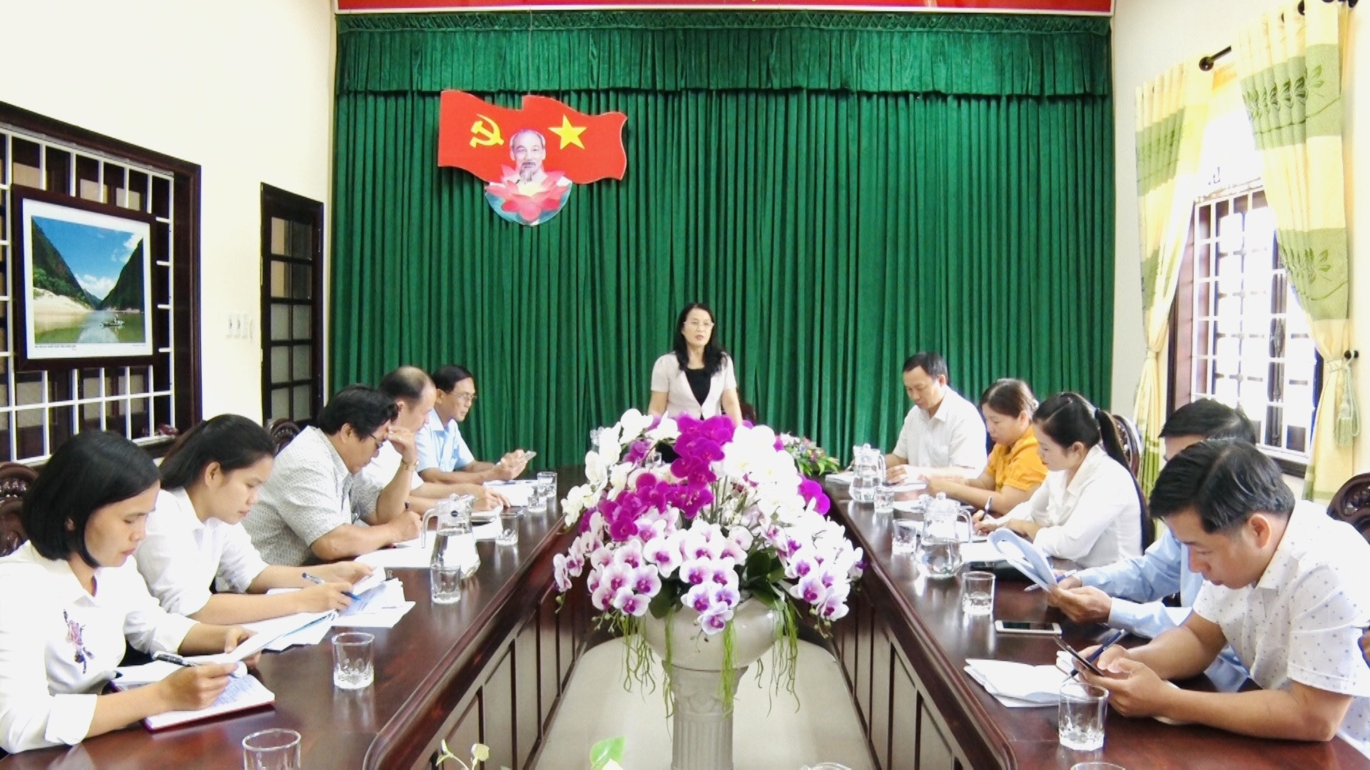 Đồng chí Huỳnh Thị Tuyết, Phó Trưởng Ban Tuyên giáo Tỉnh ủy trao đổi với huyện Nông Sơn một số nội dung về cải cách chính sách BHXH. Ảnh: TÂM LÊ