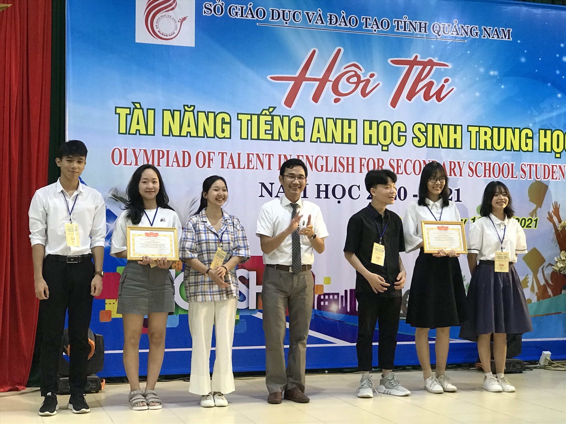 Trao giải hội thi tài năng tiếng Anh học sinh trung học. Ảnh: K.YẾN