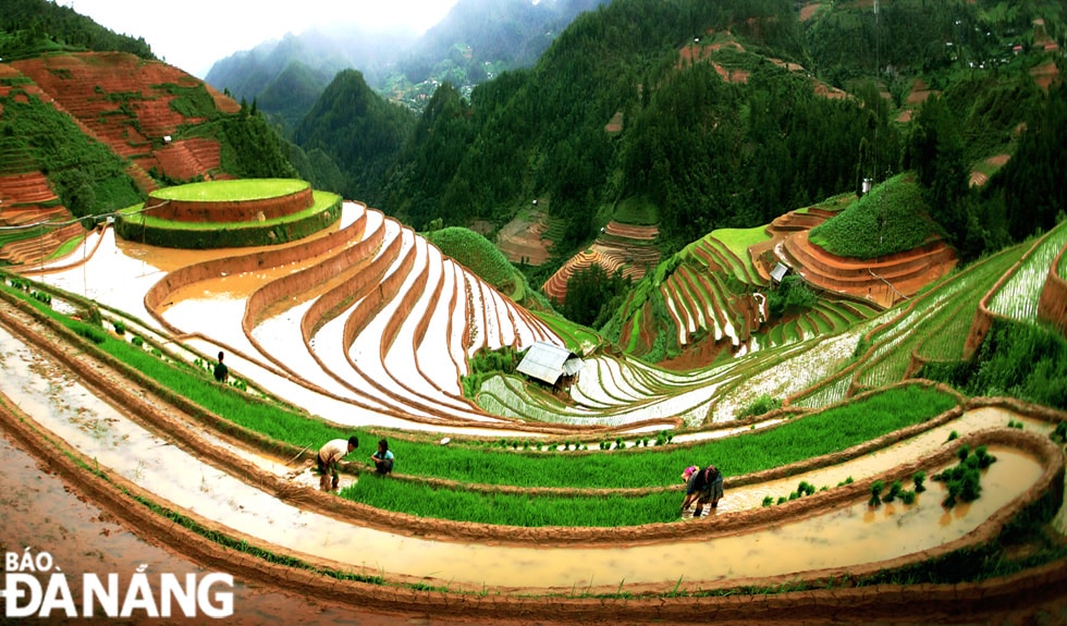 Tác phẩm có tên Mùa nước đổ. Mùa nước đổ (còn gọi là mùa đổ ải) là mùa đồng bào vùng cao lấy nước về ruộng bậc thang để chuẩn bị cấy lúa. Đây là giai đoạn rất quan trọng để làm nên những mùa vàng ruộng bậc thang.