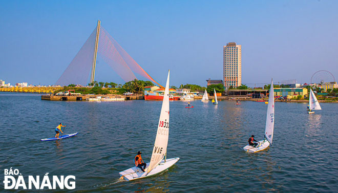 Đà Nẵng tổ chức nhiều hoạt động vui chơi giải trí hấp dẫn thu hút du khách vào dịp lễ 30-4 và 1-5 sắp đến. TRONG ẢNH: Giải đua ván chèo đứng (SUP) Đà Nẵng 2021 được tổ chức dịp kỷ niệm ngày Giải phóng Đà Nẵng (29-3) thu hút người dân và du khách đến xem.   Ảnh: KIM LIÊN