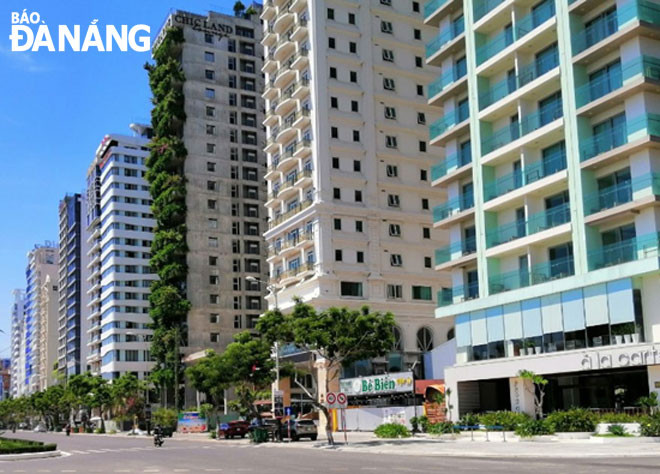 Công suất phòng tại nhiều khách sạn ven biển tăng trong dịp lễ 30-4 và 1-5. TRONG ẢNH: Các khách sạn trên tuyến đường Võ Nguyên Giáp, quận Sơn Trà. Ảnh: THU HÀ