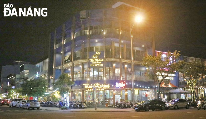 Quận Hải Châu đang tập trung thí điểm phát triển kinh tế đêm. TRONG ẢNH: Tuyến đường Trần Văn Trứ (phường Bình Hiên) có các siêu thị hoạt động thương mại vào ban dêm. Ảnh: VĂN HOÀNG