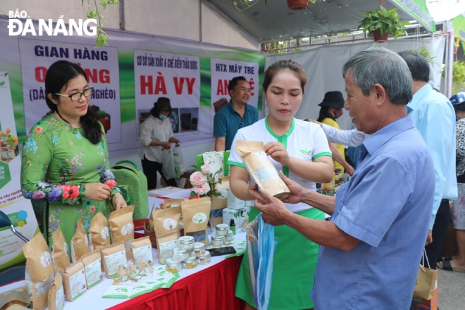 Ngày hội thu hút đông đảo người dân đến tham quan, mua sắm. Ảnh: VĂN HOÀNG