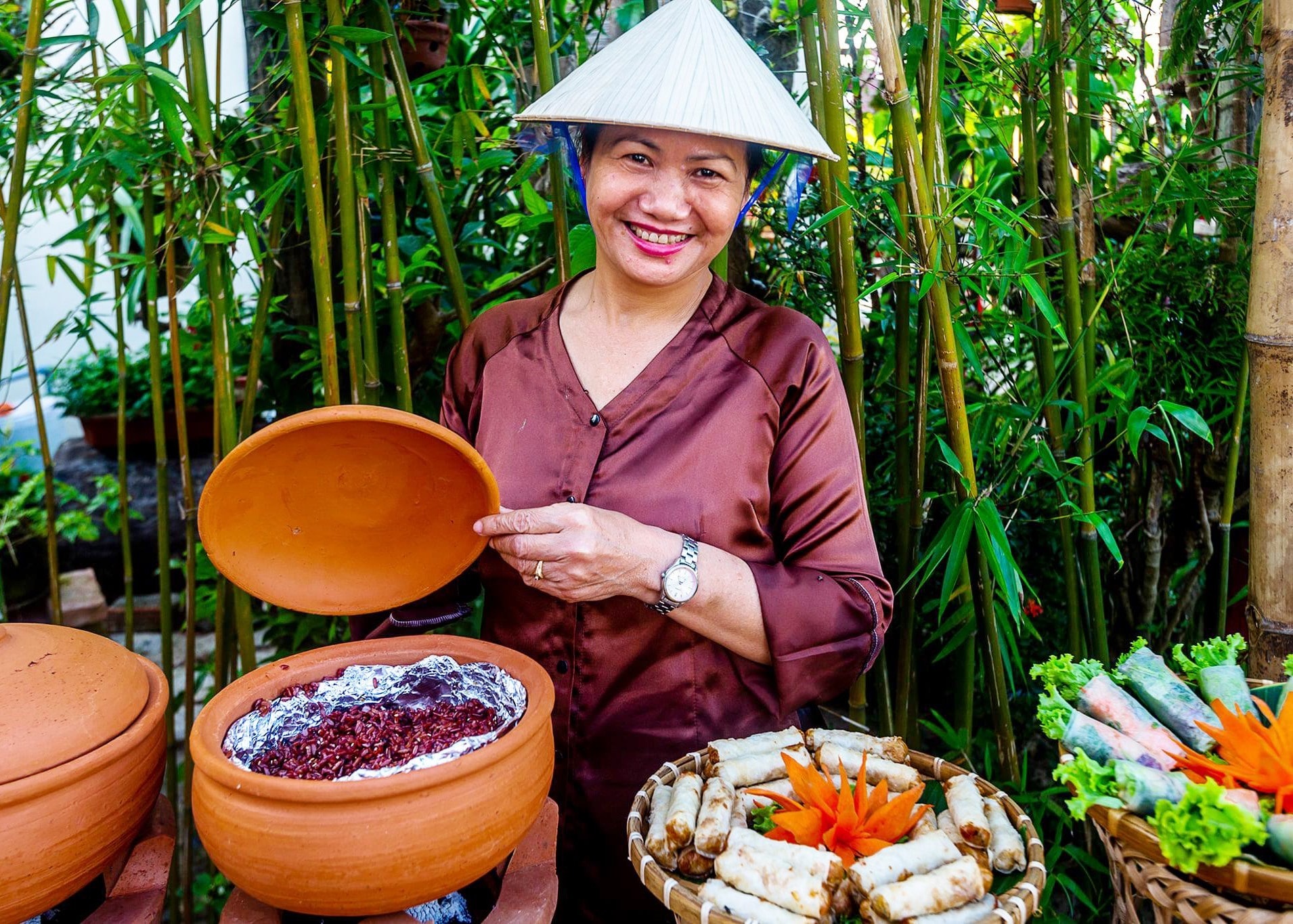 Các bữa tiệc buffet tại nhà hàng chay đều mang đậm phong cách làng quê Việt xưa, tạo sự gần gũi cho thực khách.