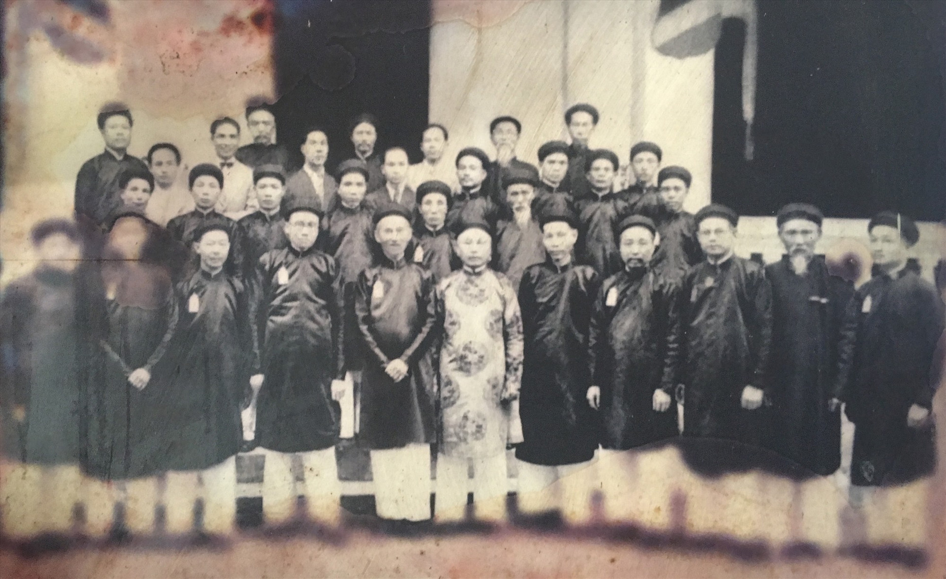 Ông Bùi Huy Tín (đứng giữa) trong buổi họp Hội Đồng châu Bắc kỳ tại Huế năm 1922 (lưu trữ tại Hội Đồng châu Bắc kỳ).