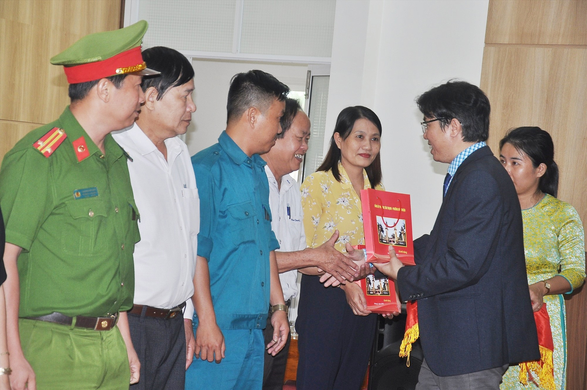 Lãnh đạo phường Tân Thạnh tặng tập sách cho các chi bộ. Ảnh: VINH ANH