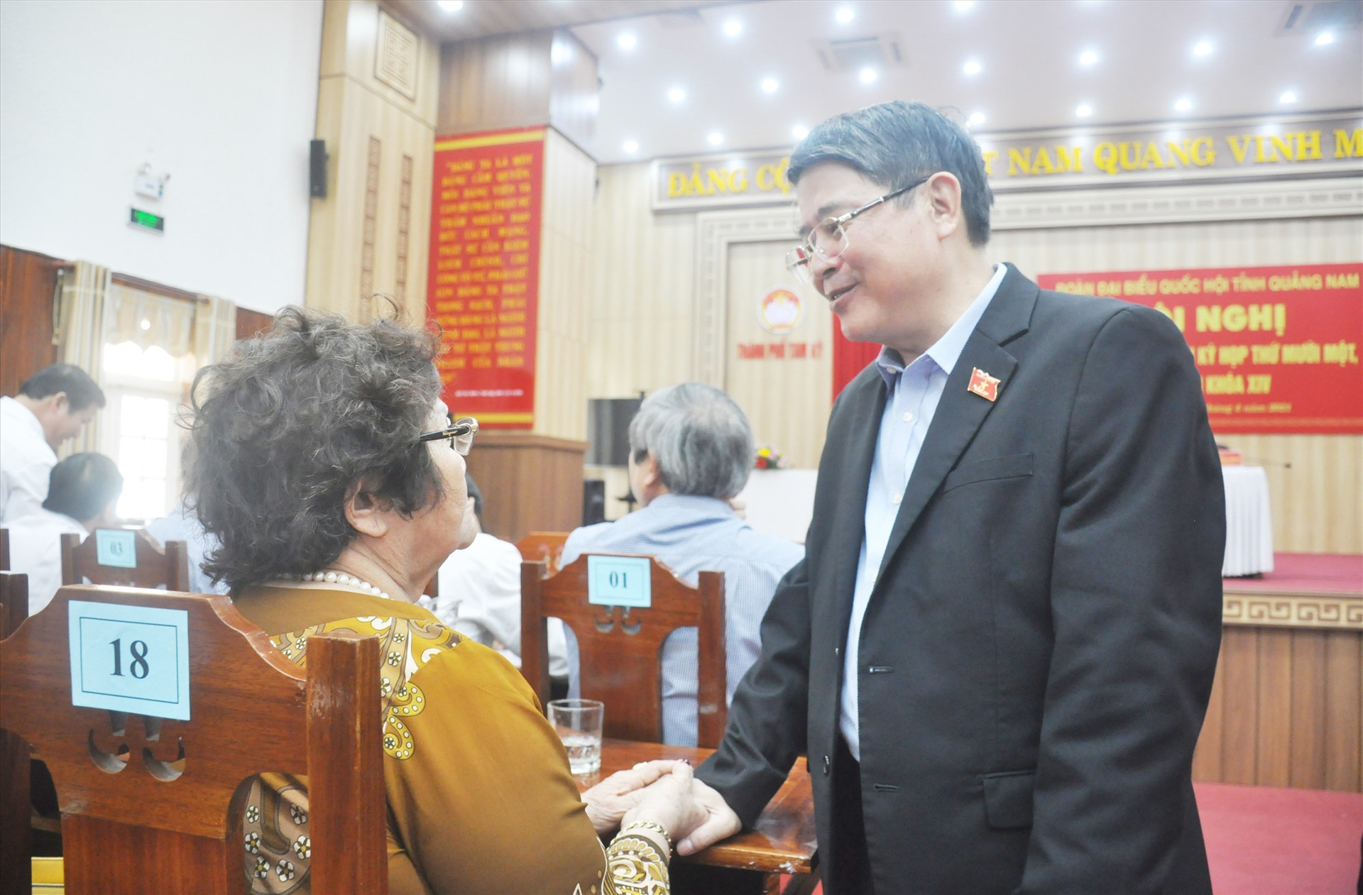 Phó Chủ tịch Quốc hội Nguyễn Đức Hải thăm hỏi cử tri TP.Tam Kỳ tại buổi tiếp xúc cử tri sau Kỳ họp thứ 11 của Quốc hội khóa XIV. Ảnh: N.Đ