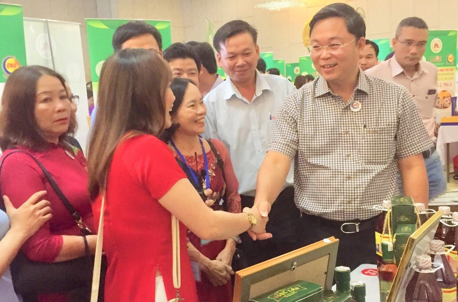 Chủ tịch UBND tỉnh Lê Trí Thanh chia vui với các doanh nghiệp Quảng Nam. Ảnh: CTV
