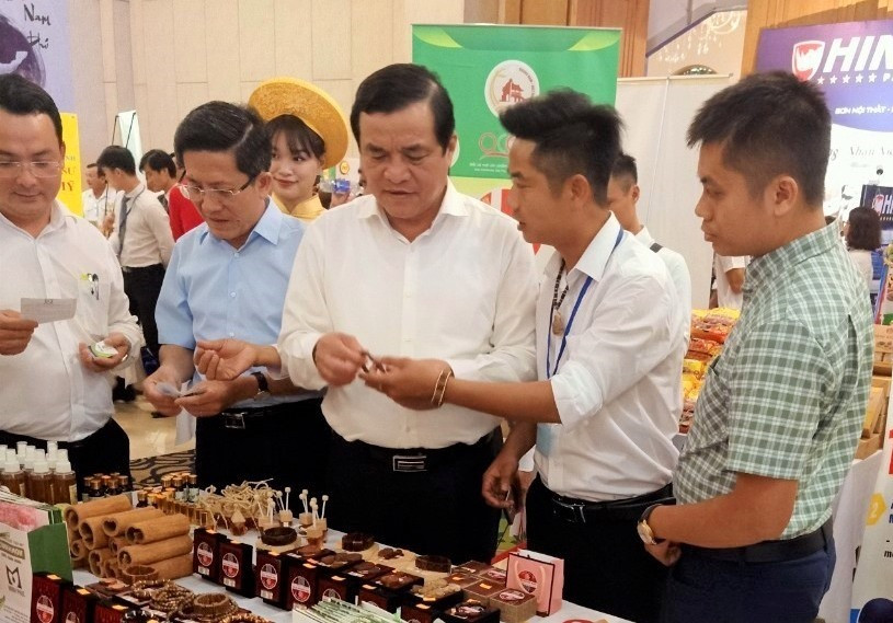 Bí thư Tỉnh ủy, Chủ tịch HĐND tỉnh Phan Việt Cường đến thăm các gian hàng trưng bày. Ảnh: CTV