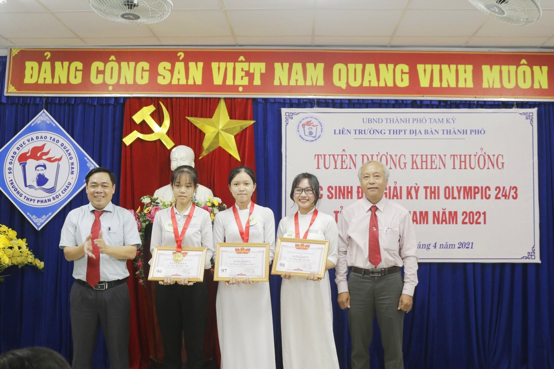 Khen thưởng học sinh đoạt giải tại kỳ thi Olympic 24.3 tỉnh Quảng Nam năm 2021. Ảnh: NTCC.