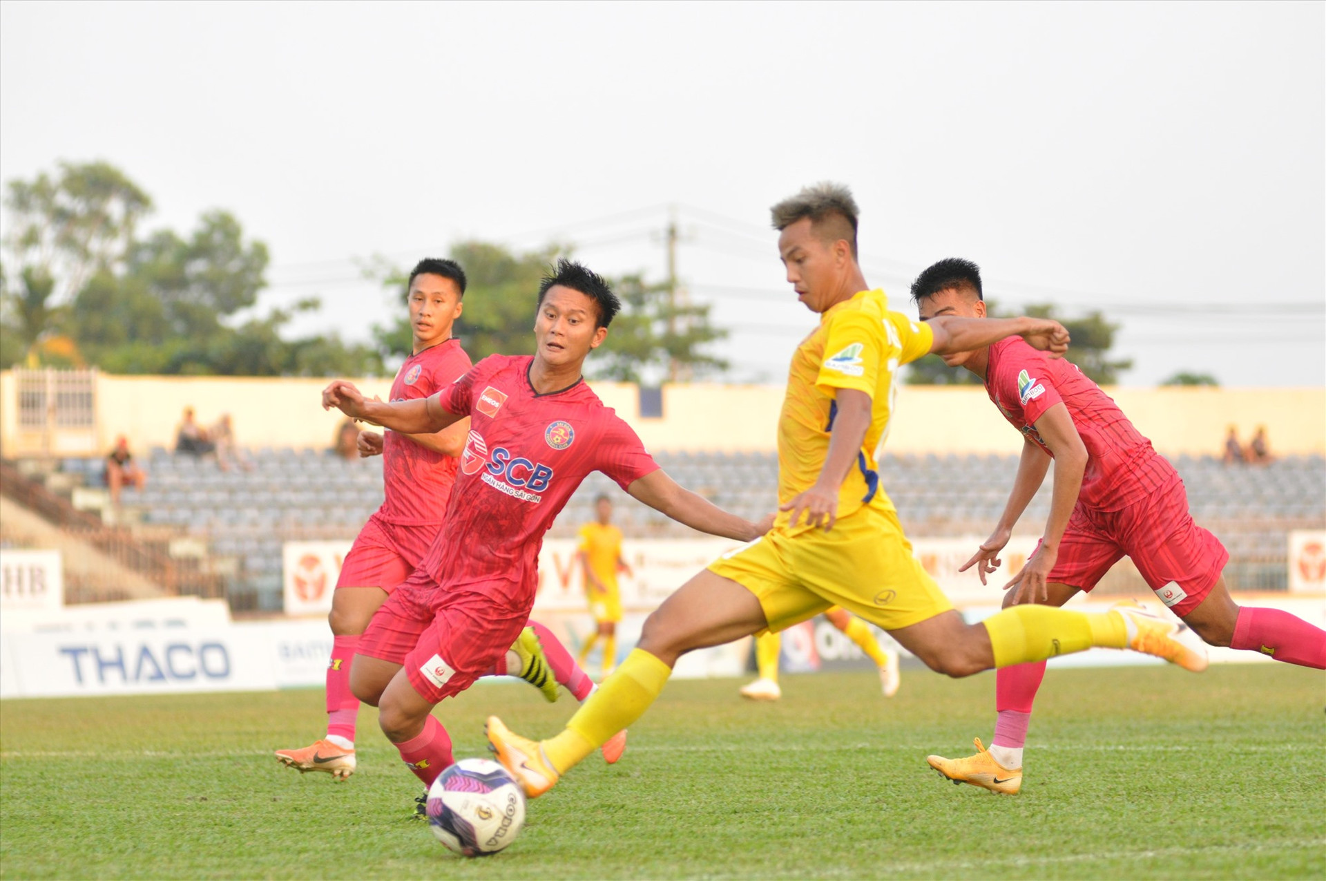 Hữu Sơn (áo vàng) thi đấu ấn tượng, ghi 1 bàn thắng và kiến tạo 1 pha cho Thanh Trung ghi bàn. Ảnh: T.V