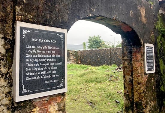 Bài thơ Đập đá Côn Lôn của Phan Châu Trinh được khắc dựng tại Côn Đảo. (Ảnh: sưu tầm)