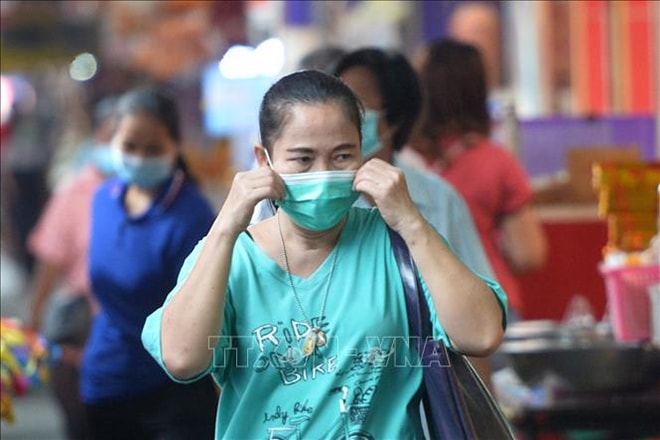 Người dân đeo khẩu trang phòng dịch Covid-19 tại Bangkok, Thái Lan, ngày 8-4-2021. Ảnh: THX/TTXVN