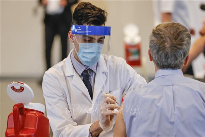 Người dân được tiêm vaccine ngừa Covid-19 của Hãng Johnson & Johnson tại Chicago, Illinois, Mỹ ngày 6-4-2021. Ảnh: AFP/TTXVN