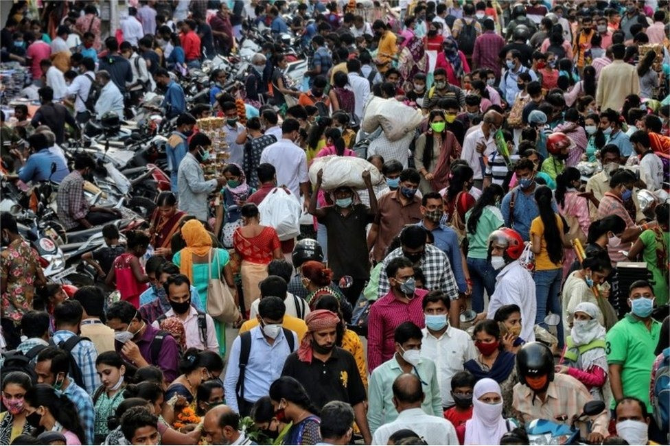 Một khu chợ đông đúc tại Ấn Độ trong bối cảnh Covid-19 vẫn đang hoành hành dữ dội tại nước này. Ảnh: gulistannews
